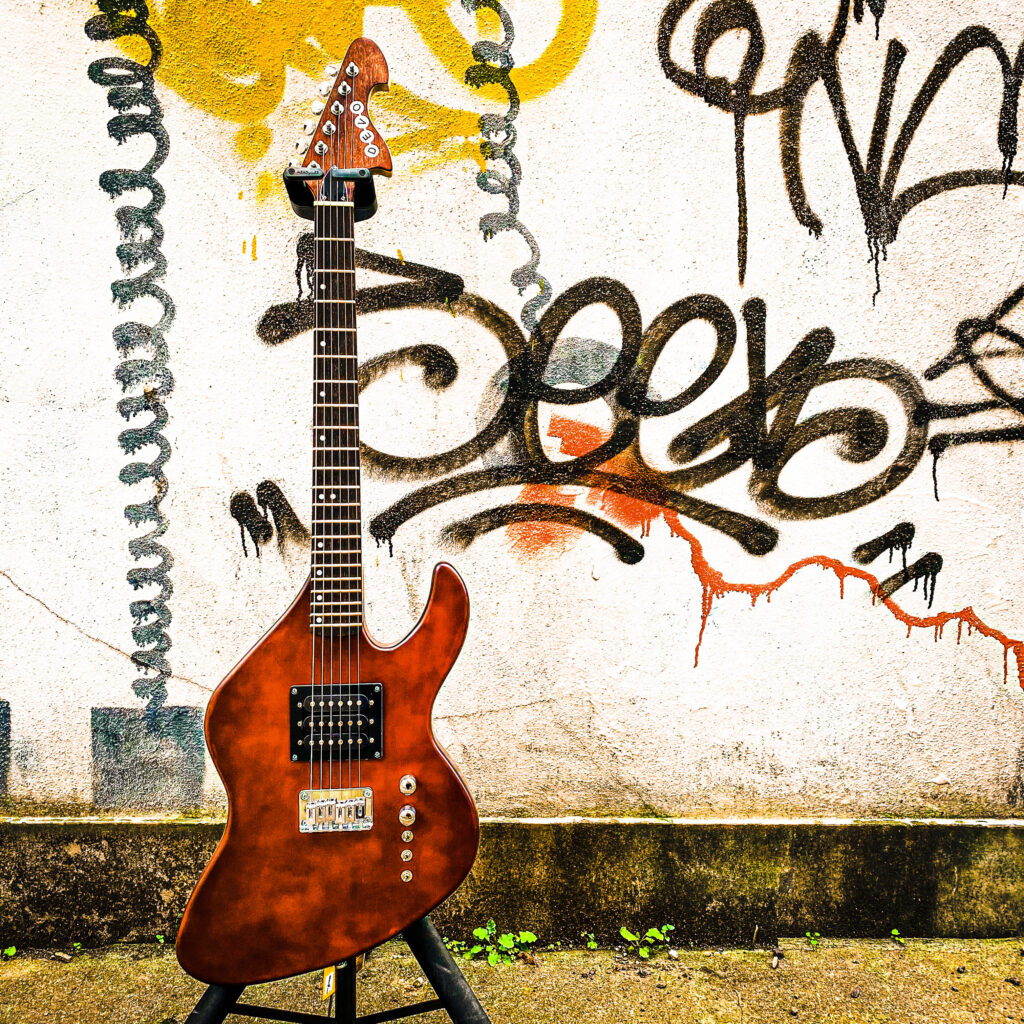 ビザールギターの宝庫Eastwood Guitars！特徴的なルックスの2機種「DEVO PEEK-A-BOO」「MS」をご紹介します！