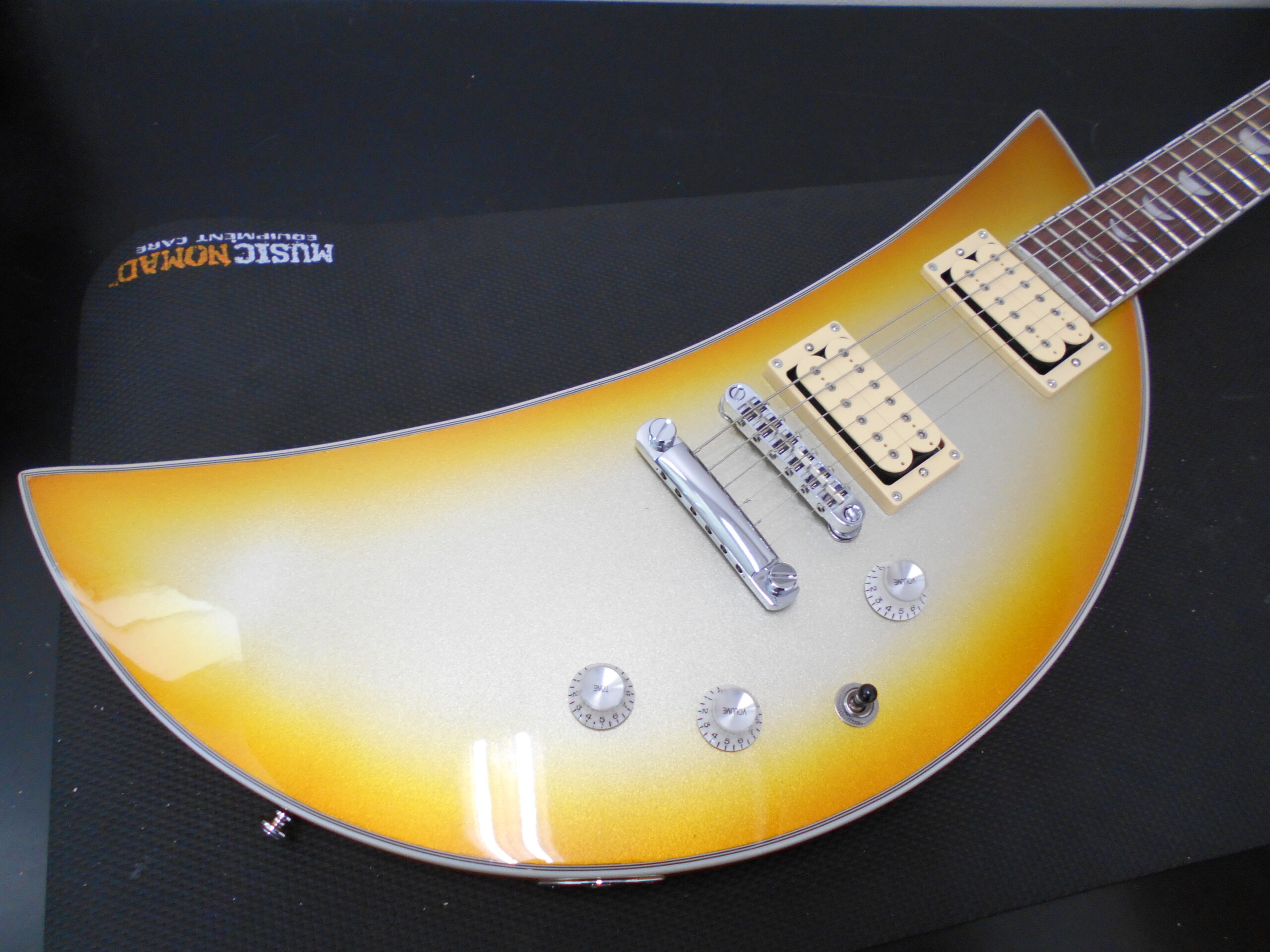 ビザールギターの宝庫Eastwood Guitars！特徴的なルックスの2機種「DEVO PEEK-A-BOO」「MS」をご紹介します！ | あぽろん  | 新潟の楽器販売・通販・音楽教室